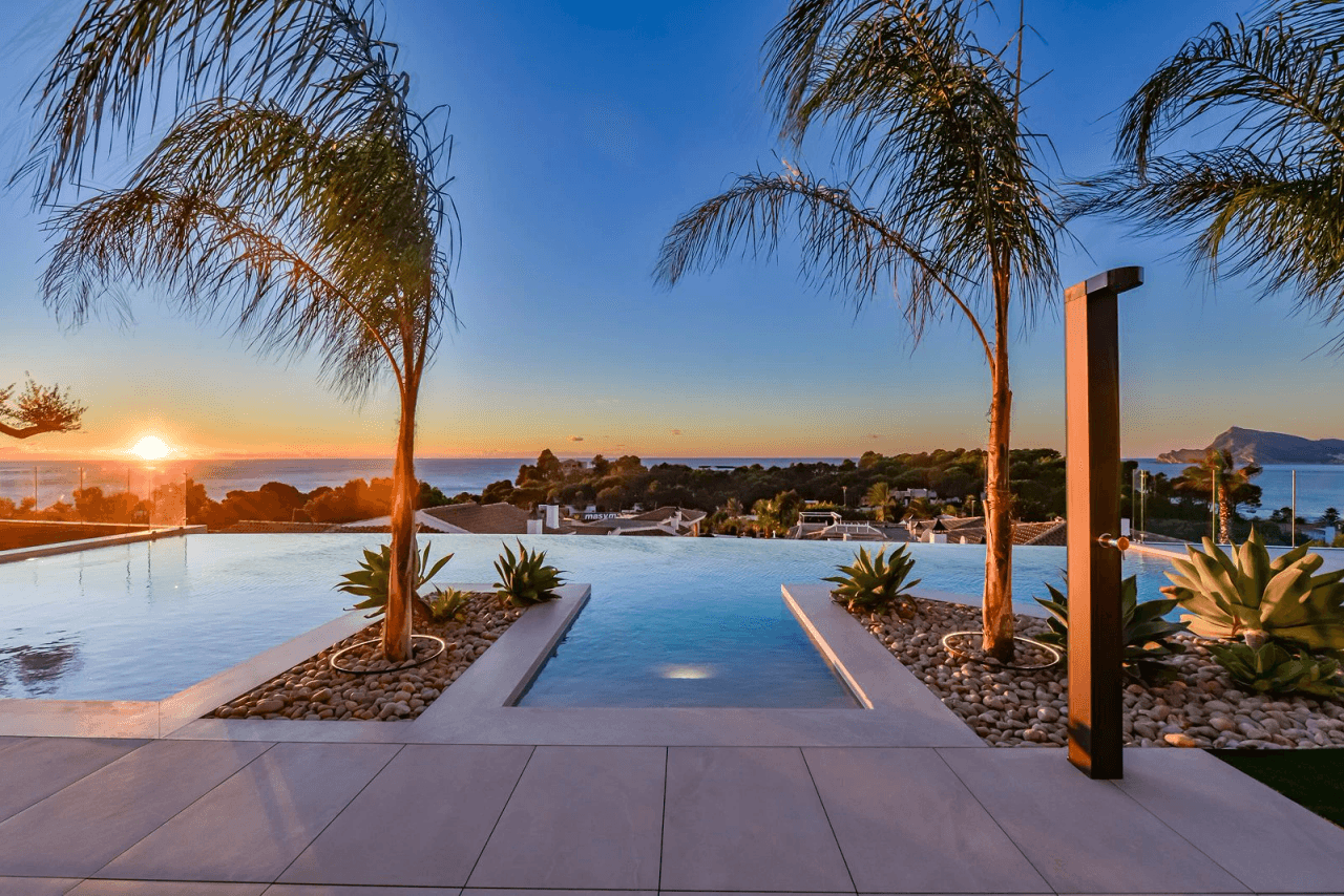 Iconic Contemporary Villa with Panoramic Sea Views