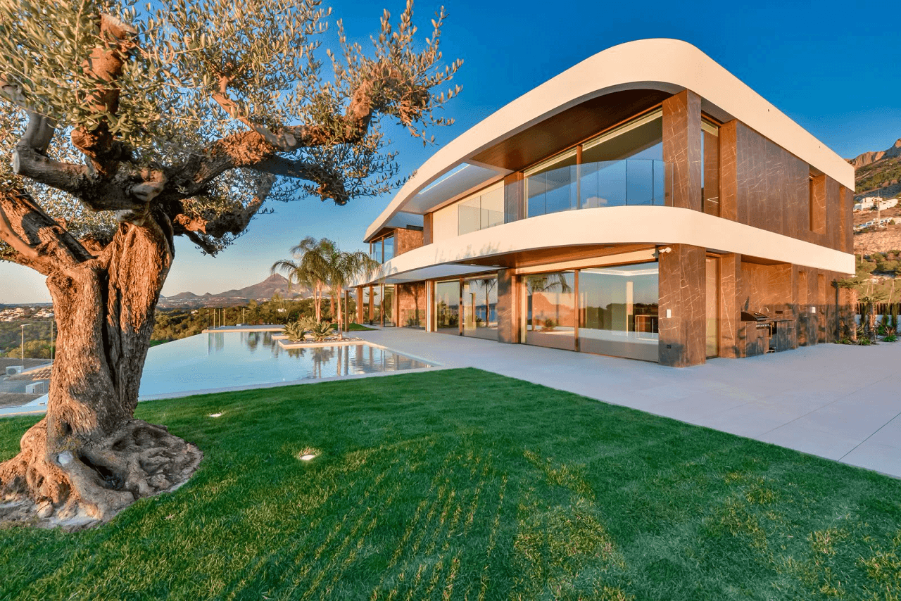 Iconic Contemporary Villa with Panoramic Sea Views