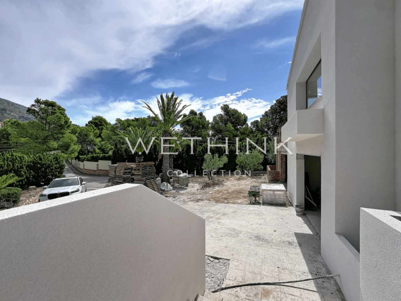 Elegant Villa with Guest Apartment by the Golf Course