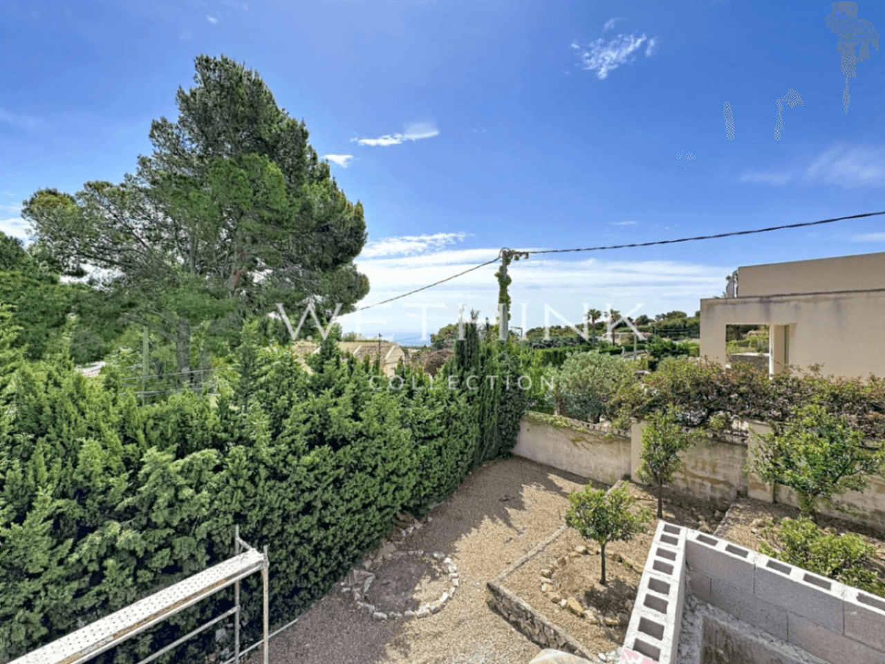 Elegant Villa with Guest Apartment by the Golf Course
