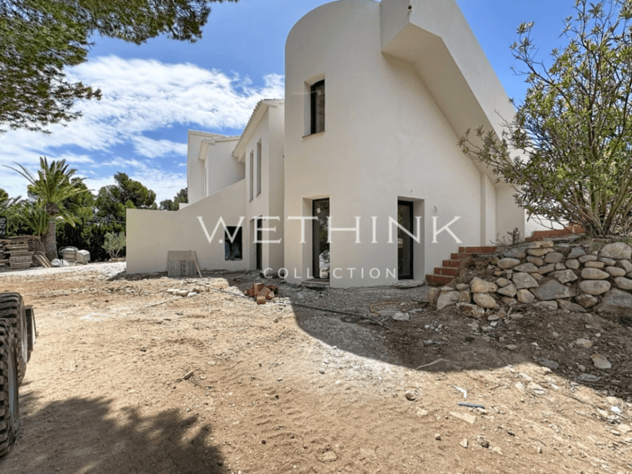 Elegant Villa with Guest Apartment by the Golf Course