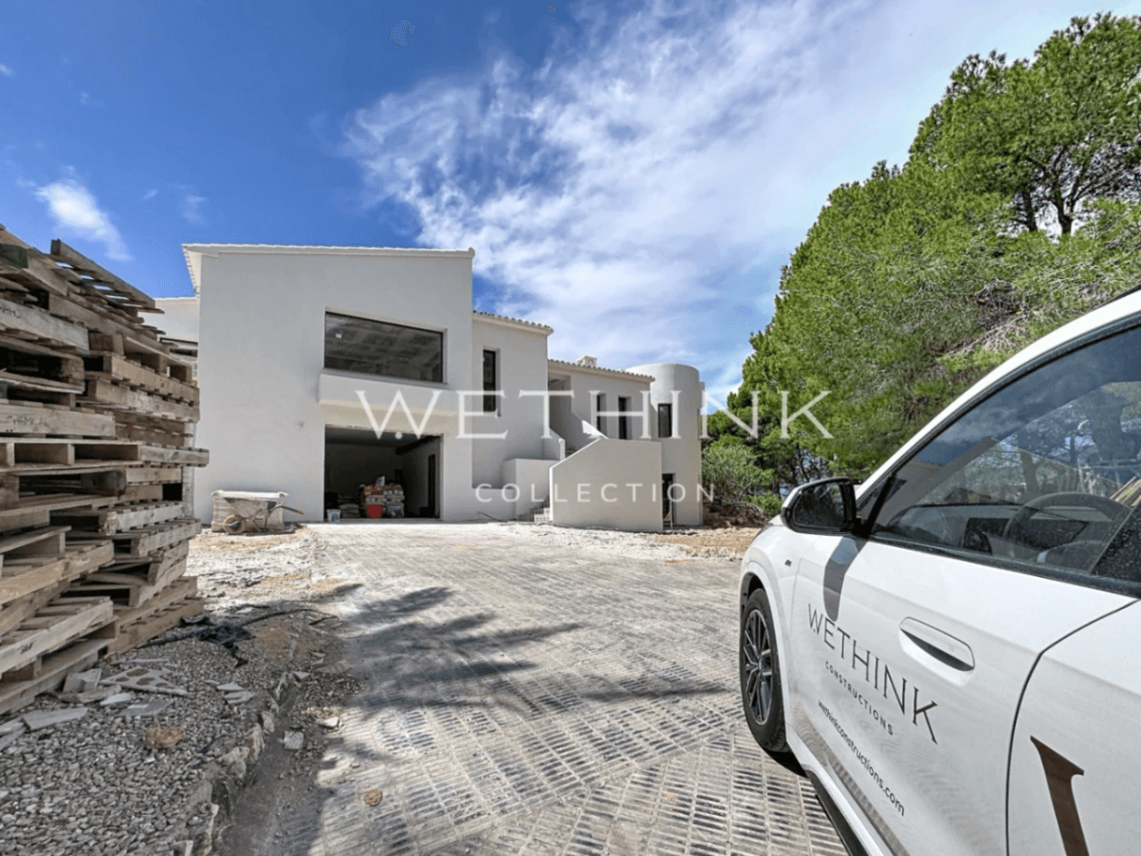 Elegant Villa with Guest Apartment by the Golf Course