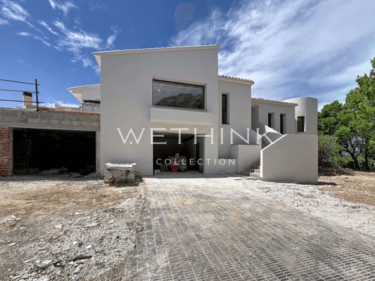 Elegant Villa with Guest Apartment by the Golf Course
