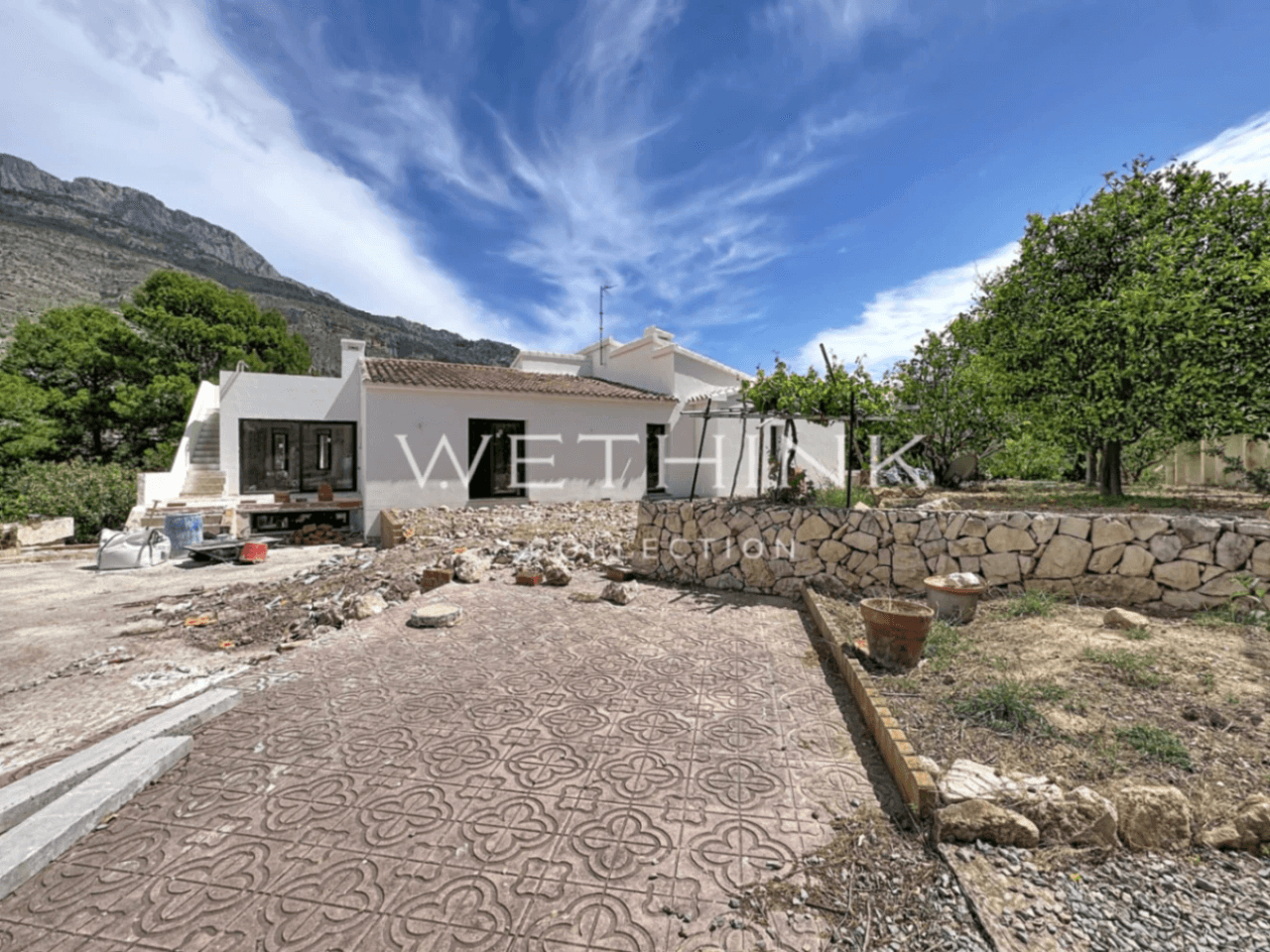 Elegant Villa with Guest Apartment by the Golf Course