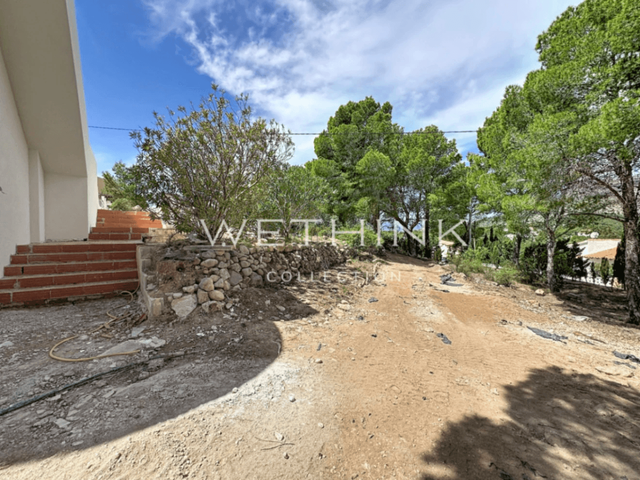 Elegant Villa with Guest Apartment by the Golf Course