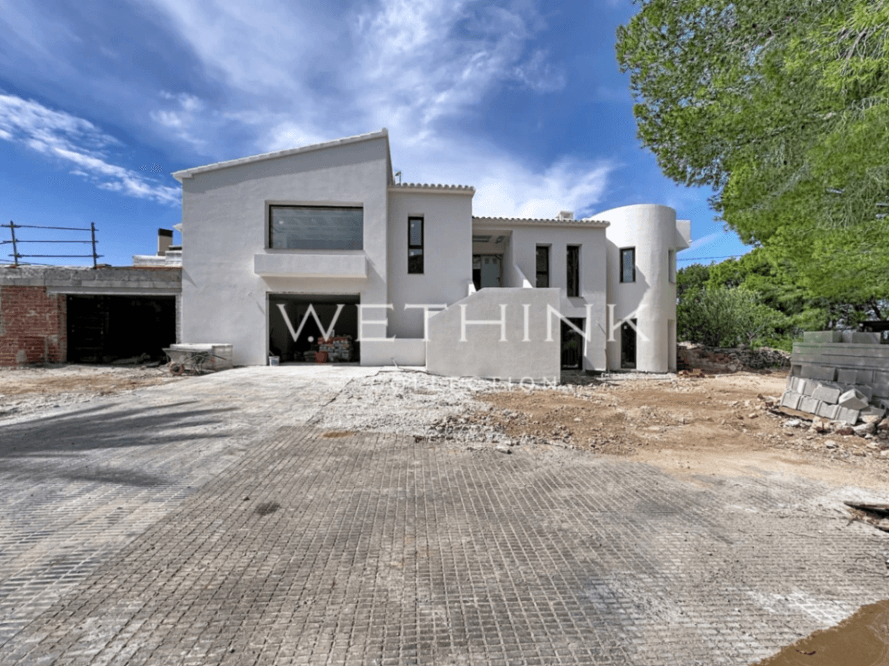 Elegant Villa with Guest Apartment by the Golf Course