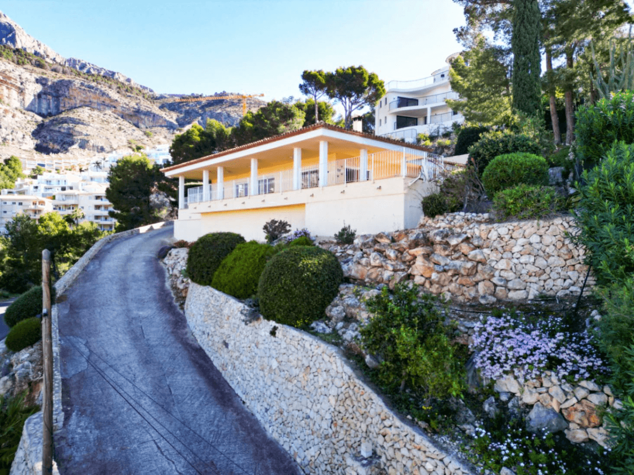 Single-Level Villa with Panoramic Sea Views for Sale in Altea La Vella