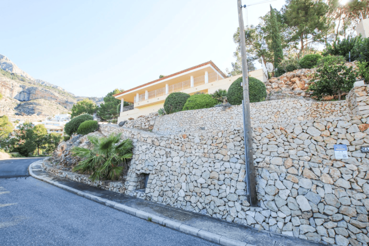 Single-Level Villa with Panoramic Sea Views for Sale in Altea La Vella