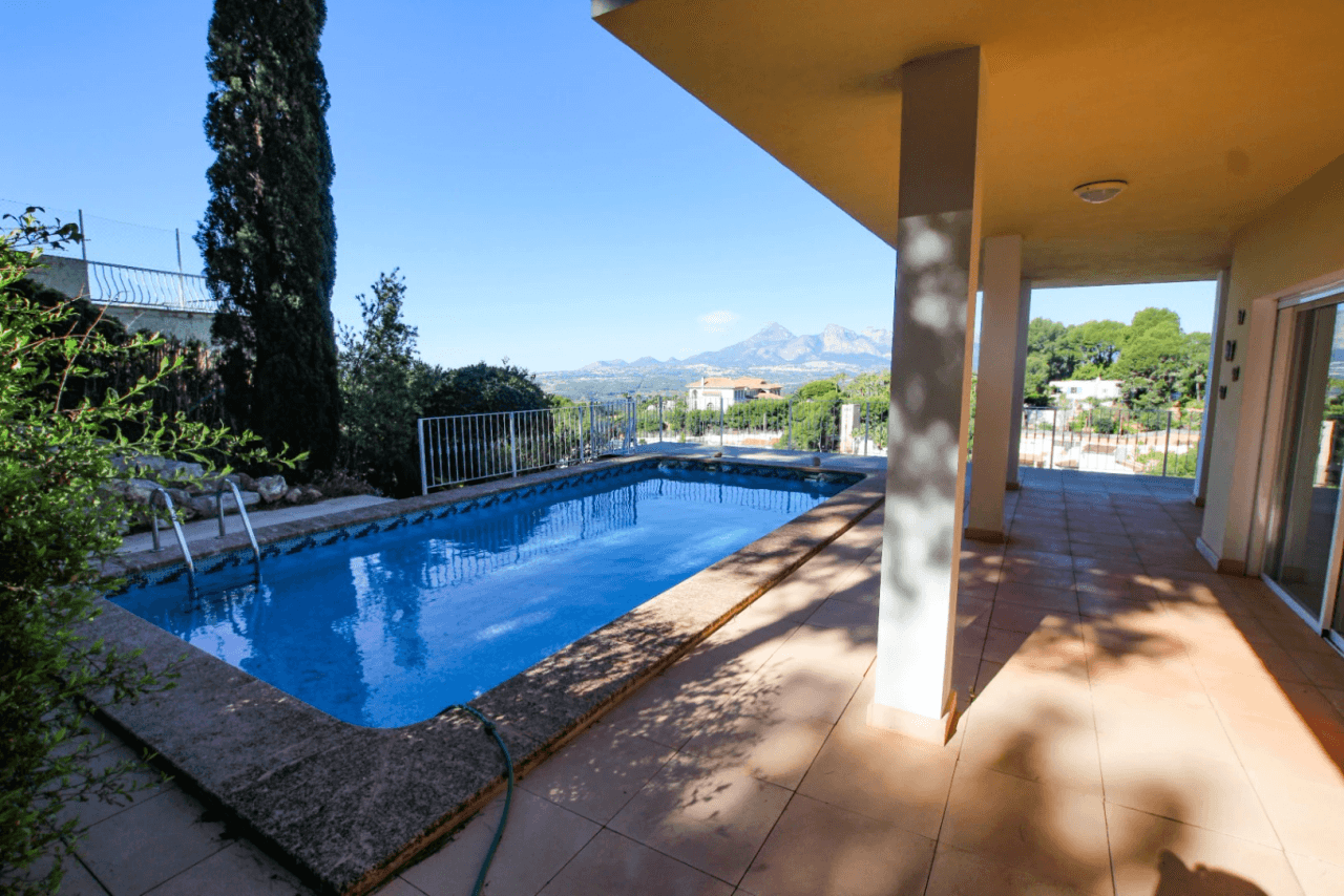 Single-Level Villa with Panoramic Sea Views for Sale in Altea La Vella