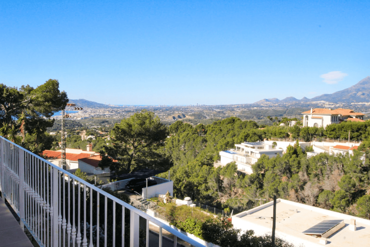 Single-Level Villa with Panoramic Sea Views for Sale in Altea La Vella
