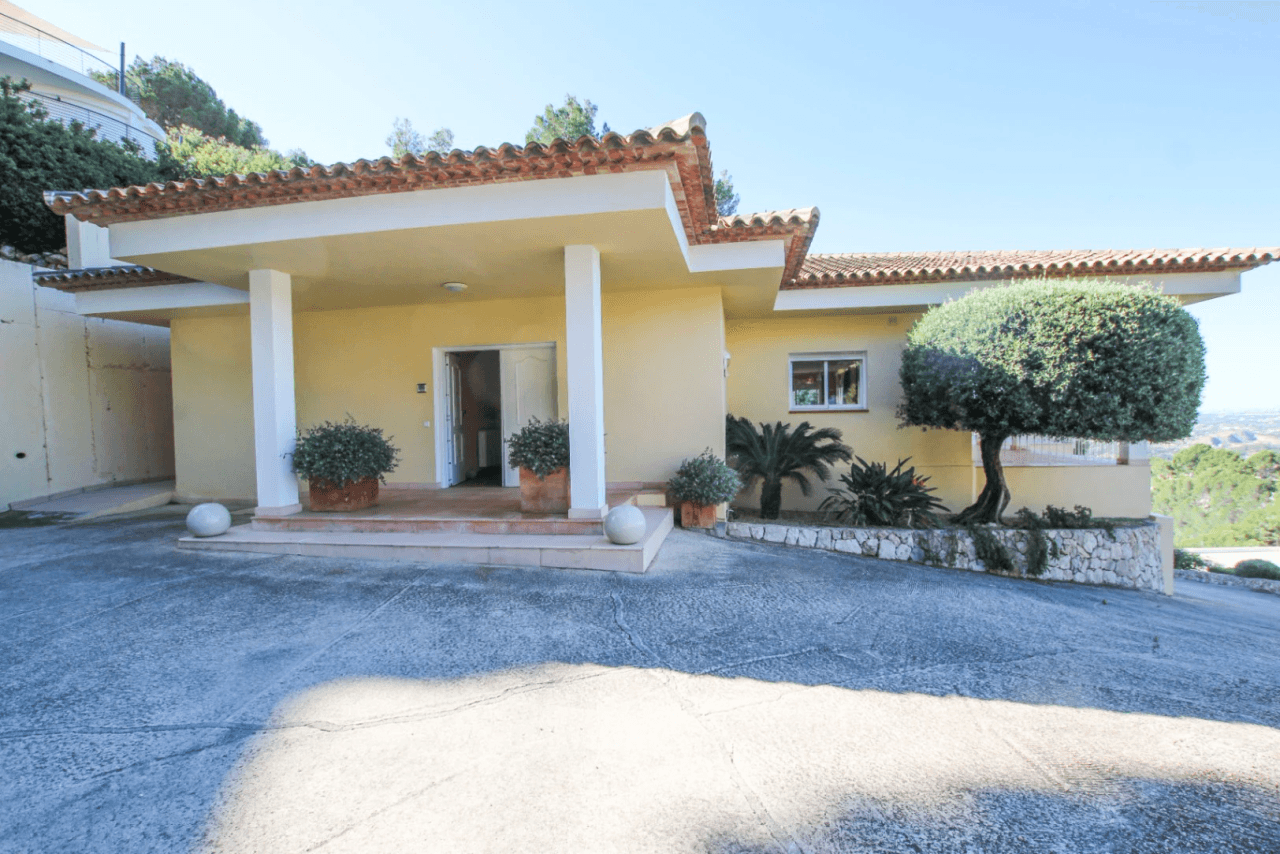 Single-Level Villa with Panoramic Sea Views for Sale in Altea La Vella