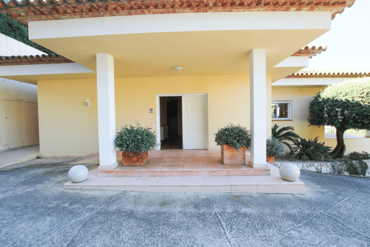 Single-Level Villa with Panoramic Sea Views for Sale in Altea La Vella