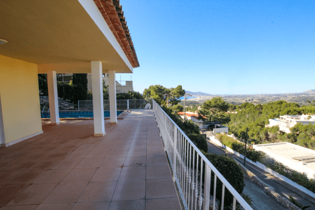 Single-Level Villa with Panoramic Sea Views for Sale in Altea La Vella