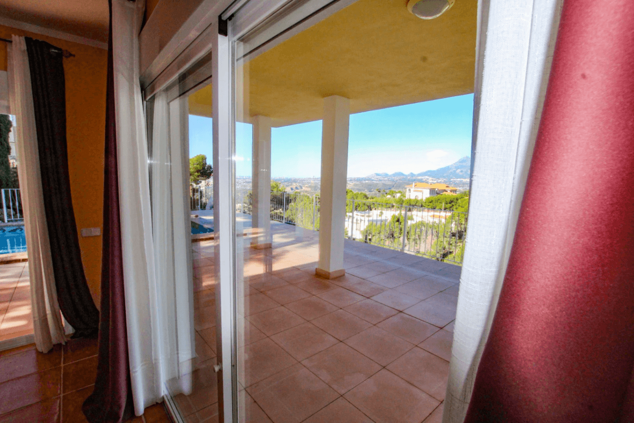Single-Level Villa with Panoramic Sea Views for Sale in Altea La Vella