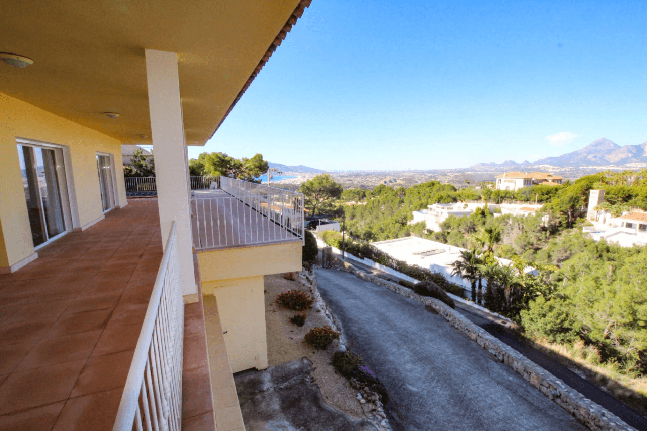 Single-Level Villa with Panoramic Sea Views for Sale in Altea La Vella