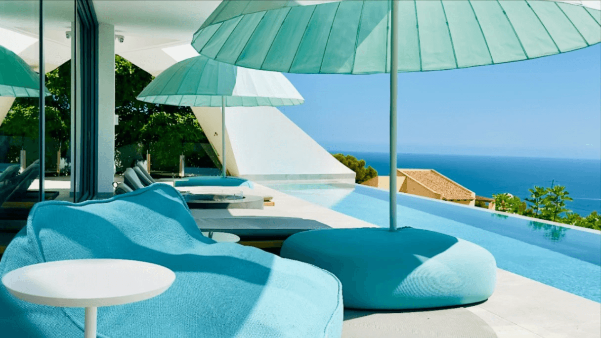 Eksklusiv designvilla med imponerende panoramautsikt over havet i Altea Hills