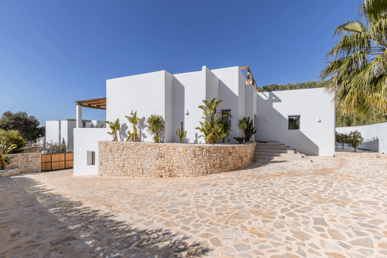 Ibiza Style Luxe Villa in Moraira — Mediterrane Elegantie op Slechts 1 km van Zee