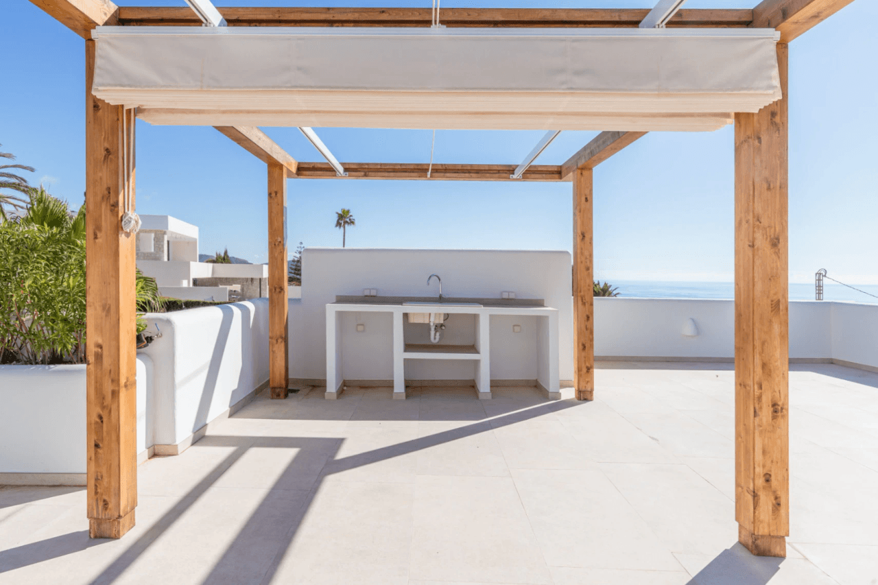 Ibiza Style Luxe Villa in Moraira — Mediterrane Elegantie op Slechts 1 km van Zee