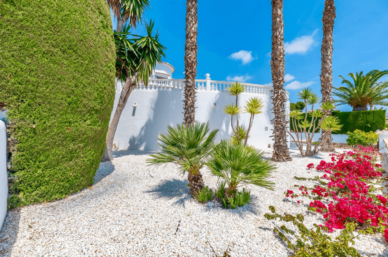 Exclusieve, trendy en volledig gerenoveerde villa met panoramisch zeezicht te koop in Moraira – toplocatie nabij centrum en strand
