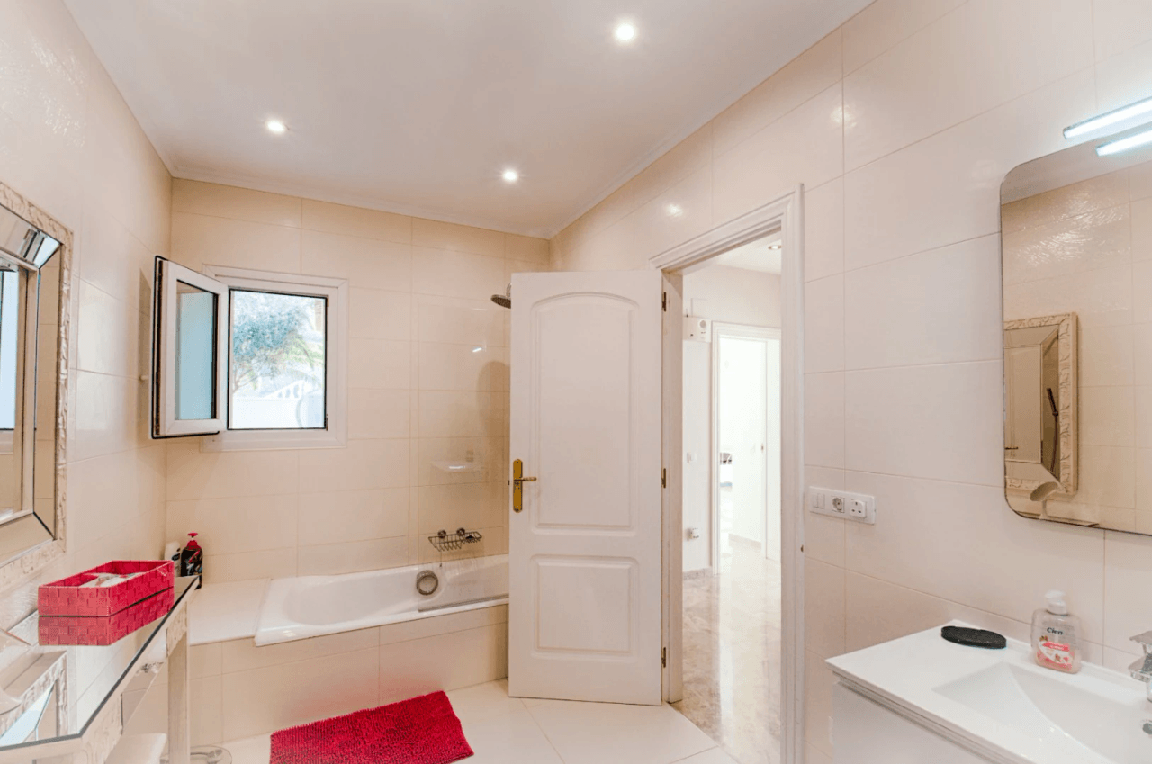 Grote Elegante Villa met Zeezicht Te Koop in Moraira
