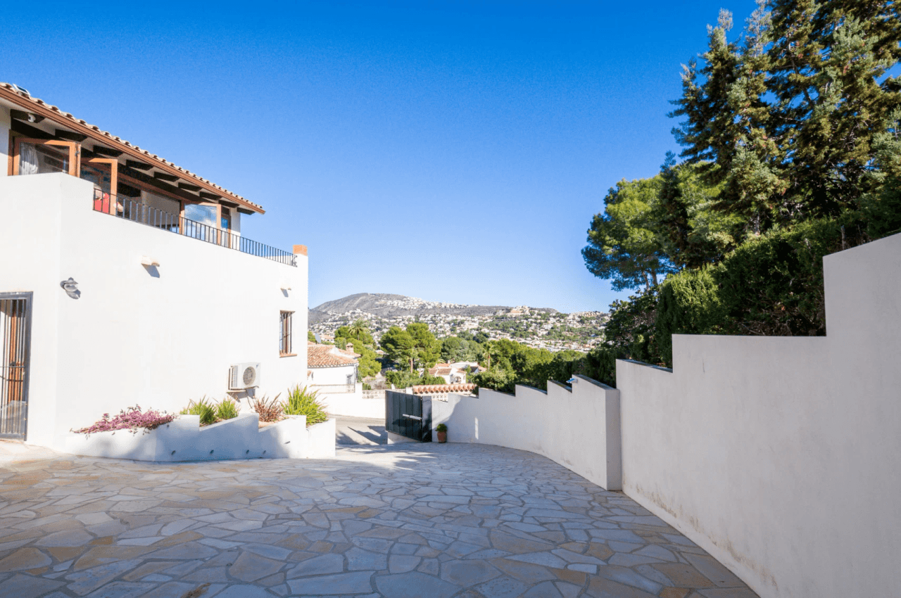 Zeezicht villa te koop in Moraira op loopafstand van het strand