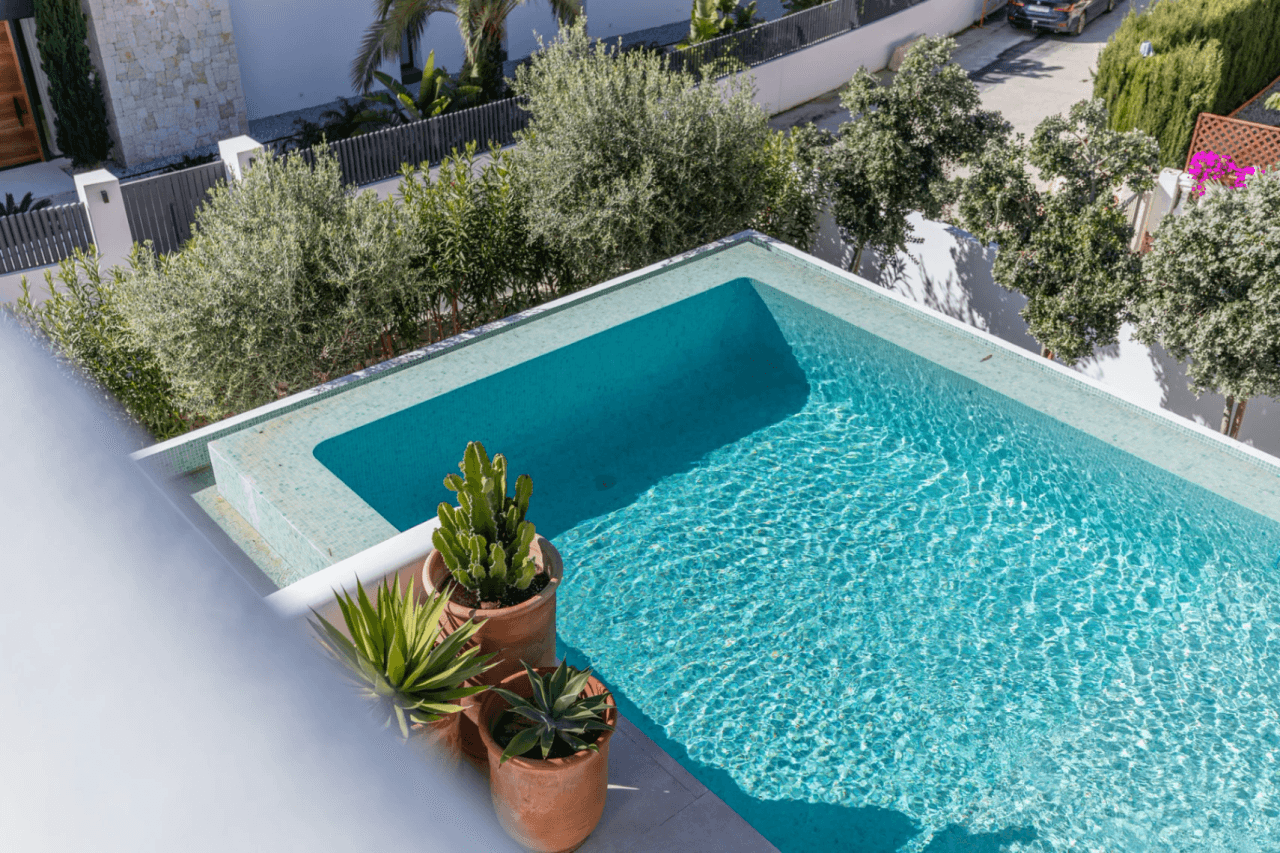 Ibiza Style Luxe Villa in Moraira — Mediterrane Elegantie op Slechts 1 km van Zee