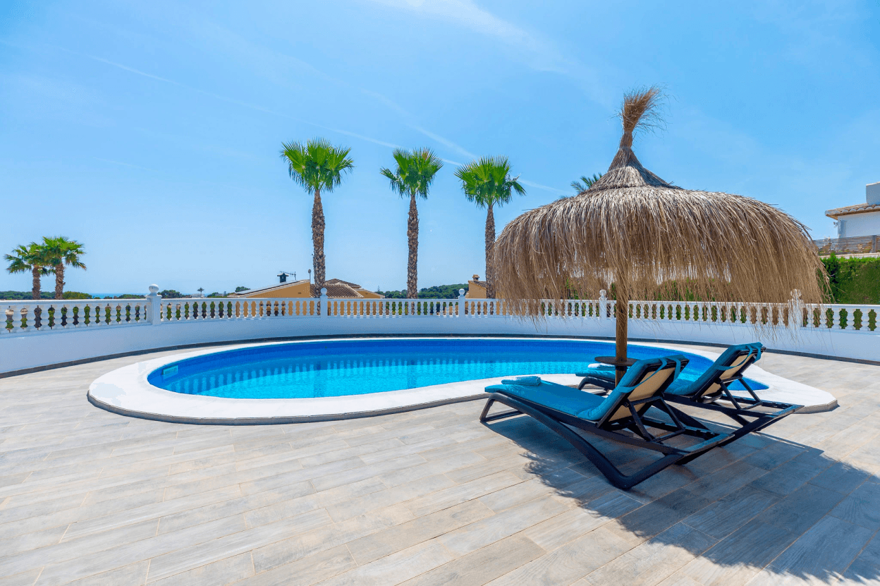 Exclusieve, trendy en volledig gerenoveerde villa met panoramisch zeezicht te koop in Moraira – toplocatie nabij centrum en strand