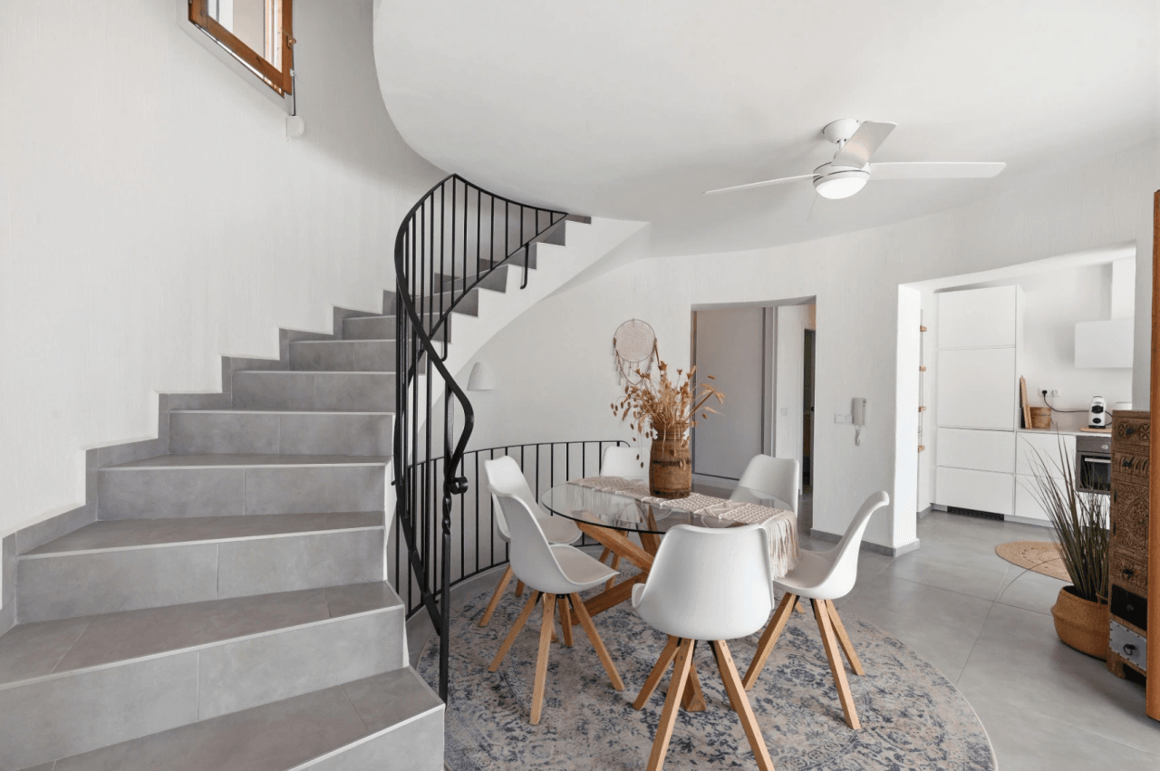 Exclusieve, trendy en volledig gerenoveerde villa met panoramisch zeezicht te koop in Moraira – toplocatie nabij centrum en strand