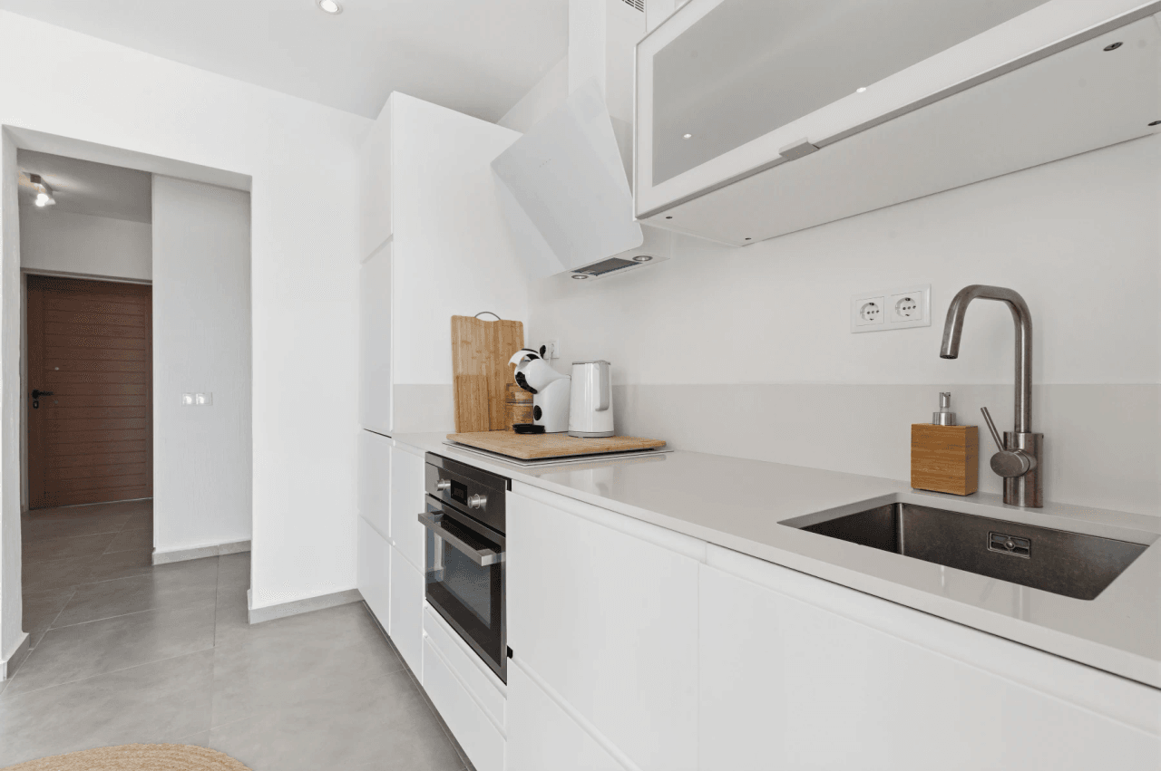 Exclusieve, trendy en volledig gerenoveerde villa met panoramisch zeezicht te koop in Moraira – toplocatie nabij centrum en strand