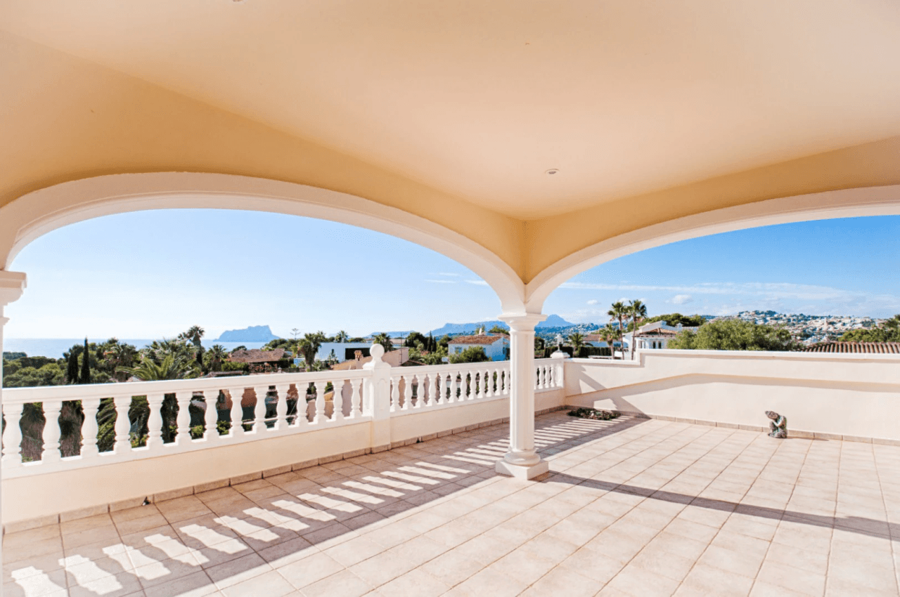 Grote Elegante Villa met Zeezicht Te Koop in Moraira