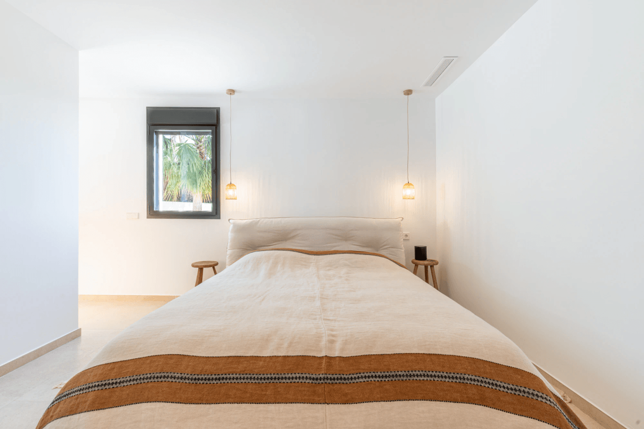 Ibiza Style Luxe Villa in Moraira — Mediterrane Elegantie op Slechts 1 km van Zee