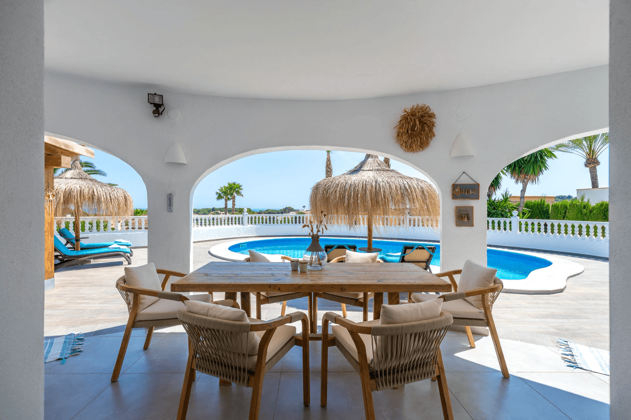 Exclusieve, trendy en volledig gerenoveerde villa met panoramisch zeezicht te koop in Moraira – toplocatie nabij centrum en strand
