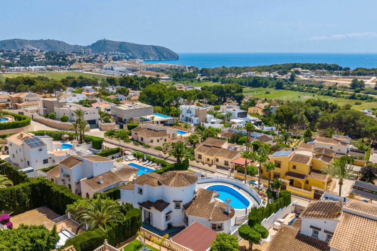 Exclusieve, trendy en volledig gerenoveerde villa met panoramisch zeezicht te koop in Moraira – toplocatie nabij centrum en strand