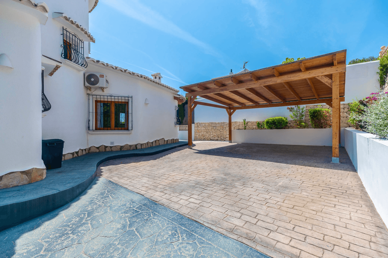 Exclusieve, trendy en volledig gerenoveerde villa met panoramisch zeezicht te koop in Moraira – toplocatie nabij centrum en strand