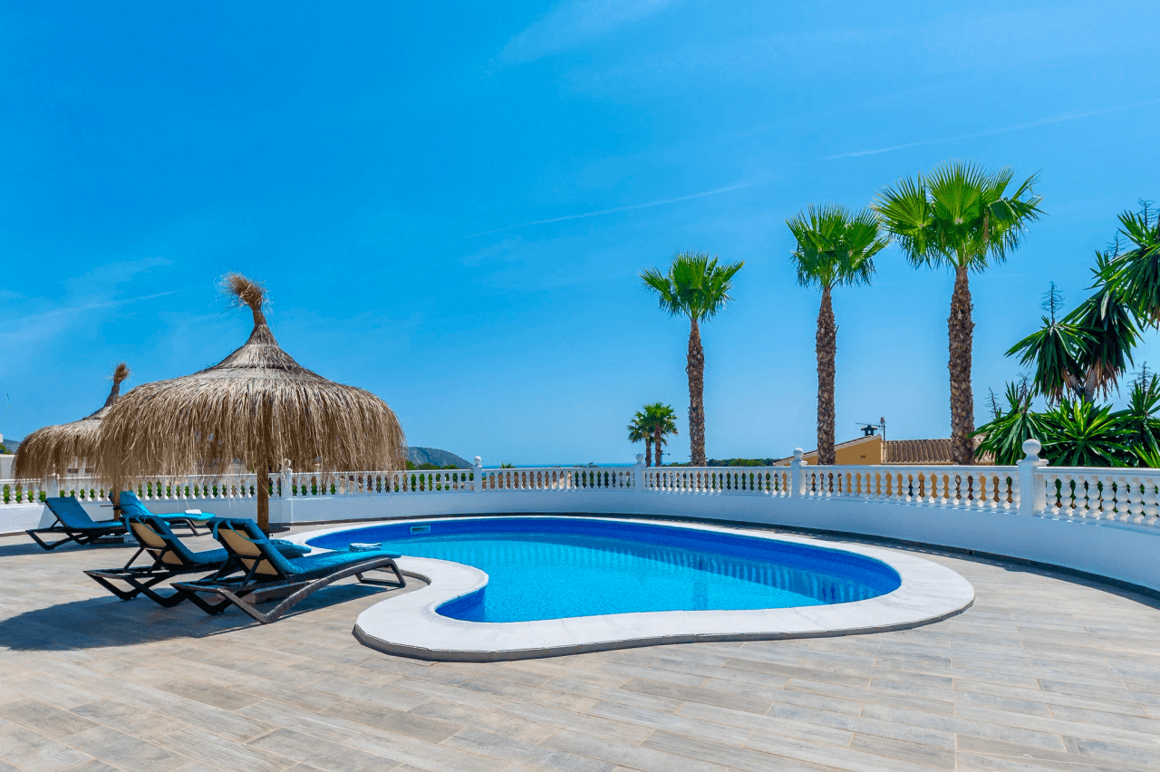 Exclusieve, trendy en volledig gerenoveerde villa met panoramisch zeezicht te koop in Moraira – toplocatie nabij centrum en strand