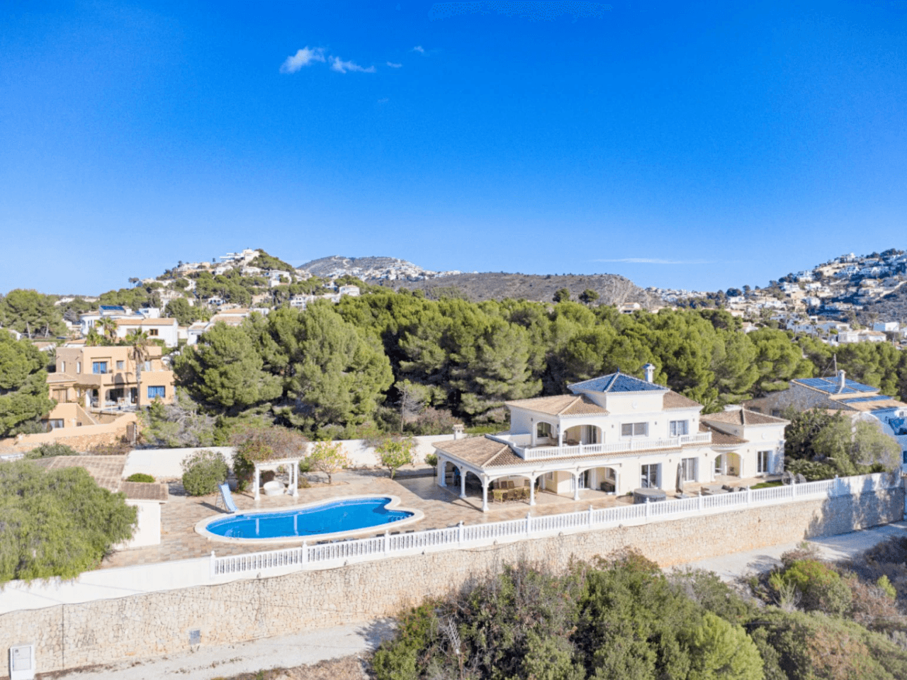 Grote Elegante Villa met Zeezicht Te Koop in Moraira