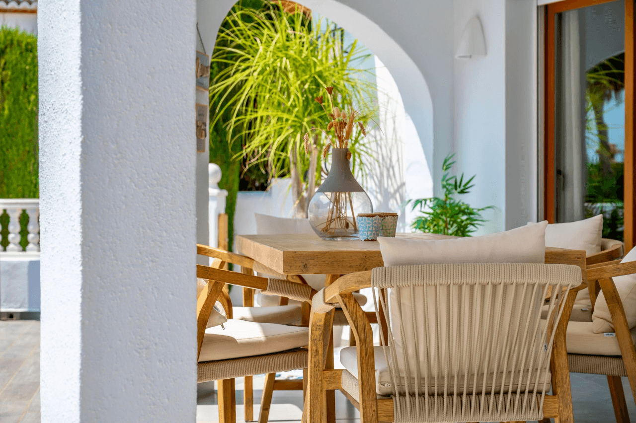 Exclusieve, trendy en volledig gerenoveerde villa met panoramisch zeezicht te koop in Moraira – toplocatie nabij centrum en strand