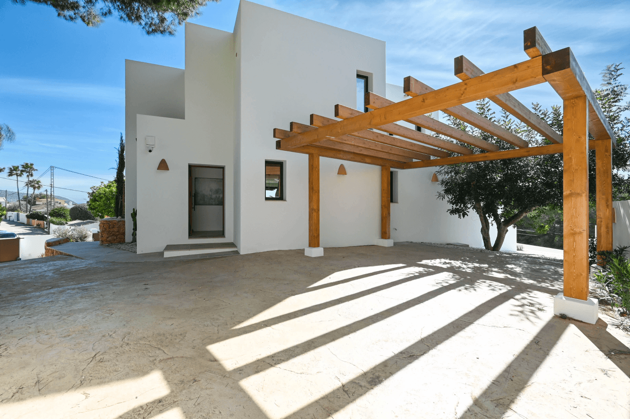 Exclusieve designvilla in Moraira met luxe buitenleven en panoramisch uitzicht