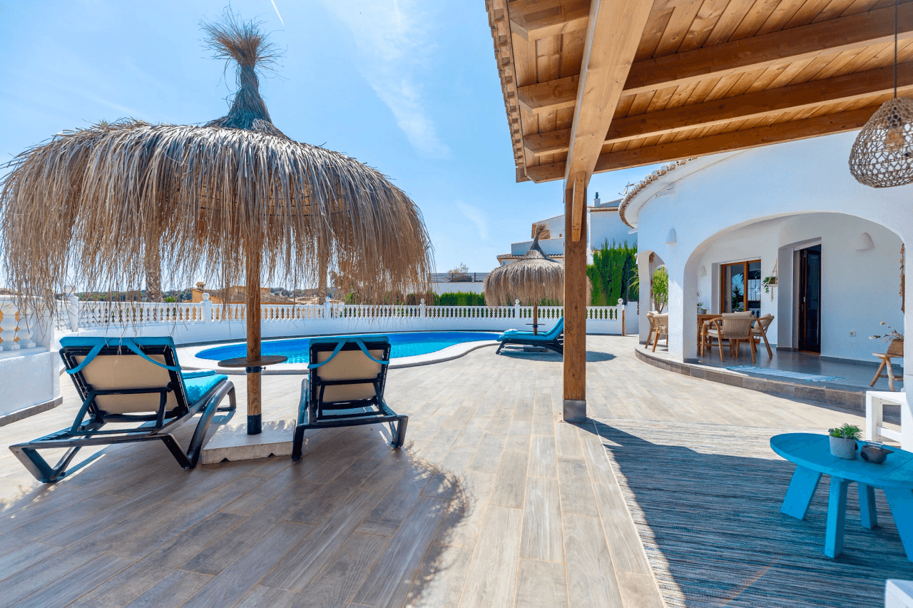Exclusieve, trendy en volledig gerenoveerde villa met panoramisch zeezicht te koop in Moraira – toplocatie nabij centrum en strand