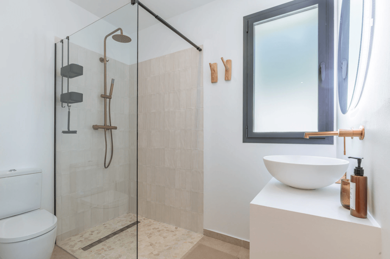Ibiza Style Luxe Villa in Moraira — Mediterrane Elegantie op Slechts 1 km van Zee