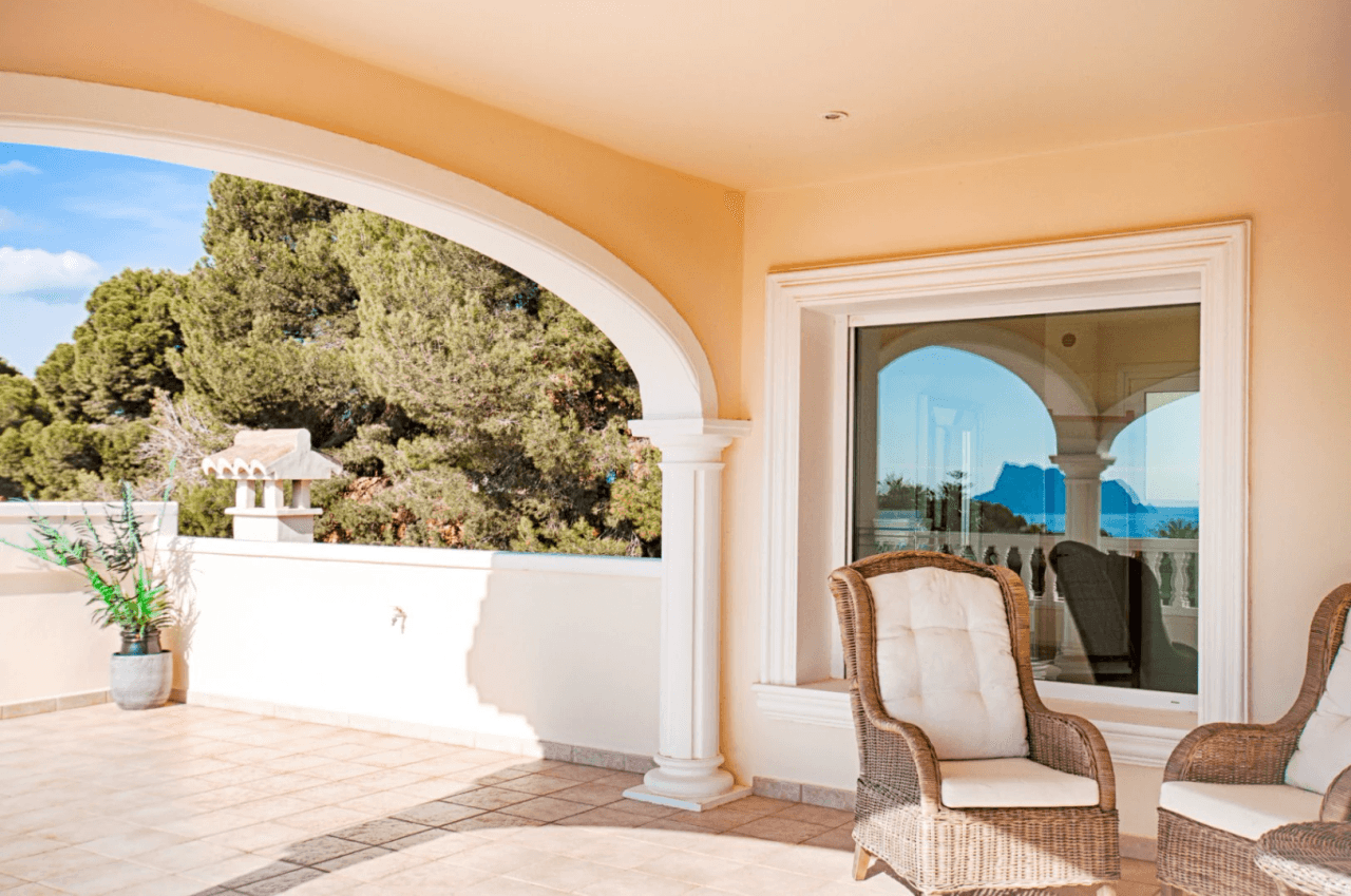 Grote Elegante Villa met Zeezicht Te Koop in Moraira