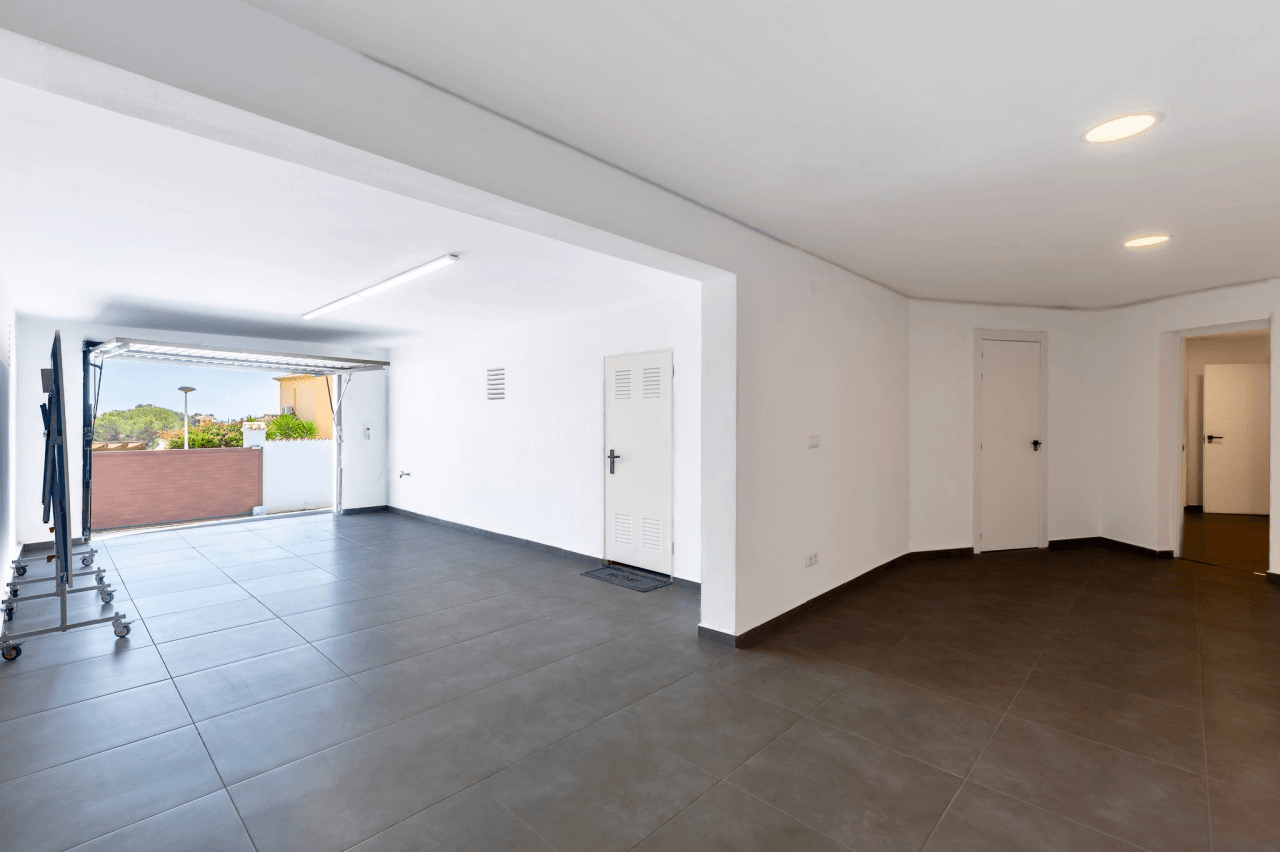 Exclusieve, trendy en volledig gerenoveerde villa met panoramisch zeezicht te koop in Moraira – toplocatie nabij centrum en strand
