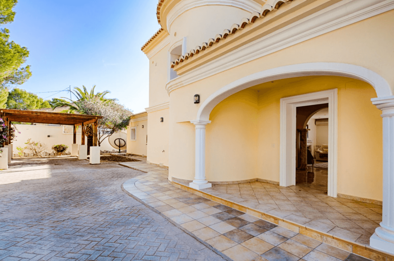 Grote Elegante Villa met Zeezicht Te Koop in Moraira