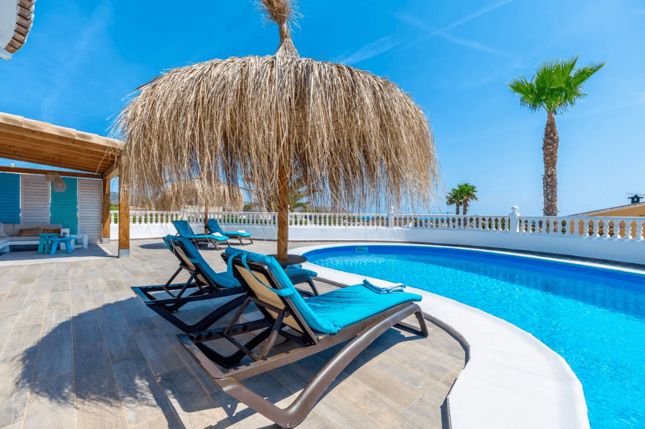 Exclusieve, trendy en volledig gerenoveerde villa met panoramisch zeezicht te koop in Moraira – toplocatie nabij centrum en strand