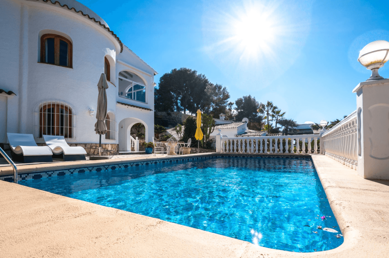 Mediterrane Villa mit Südwest-Ausrichtung in Benissa nahe dem San Jaime Golfclub.