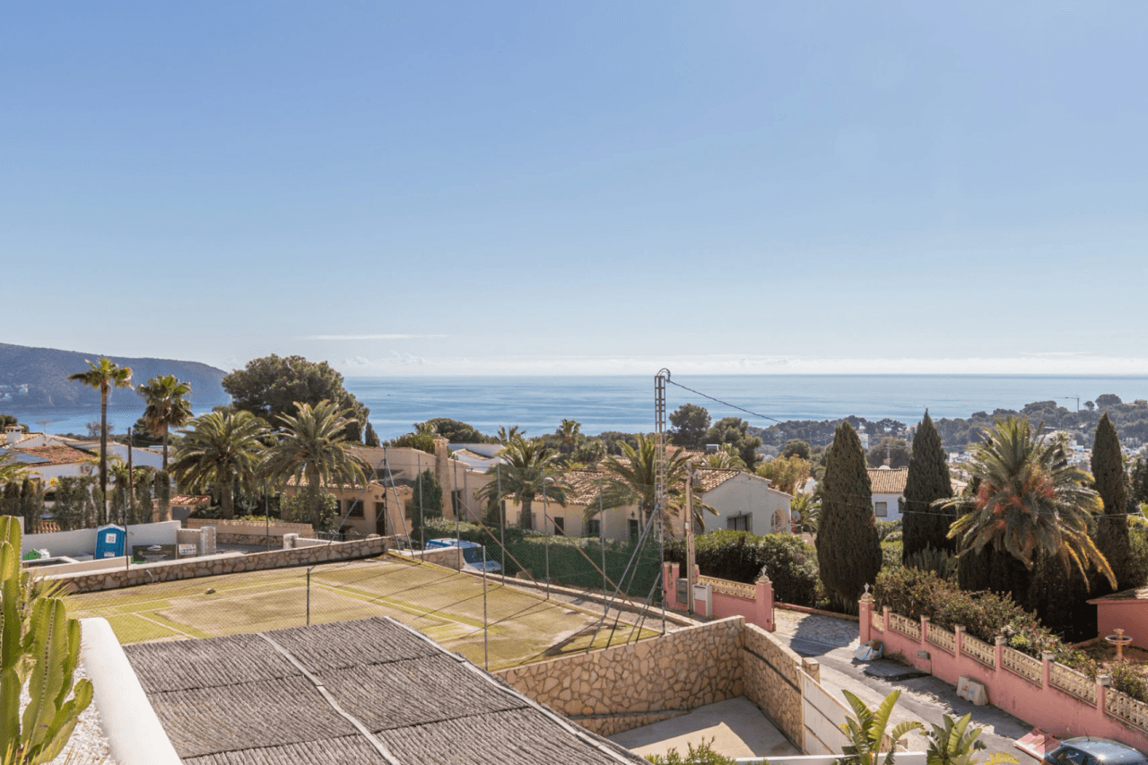 Ibiza Style Luxe Villa in Moraira — Mediterrane Elegantie op Slechts 1 km van Zee