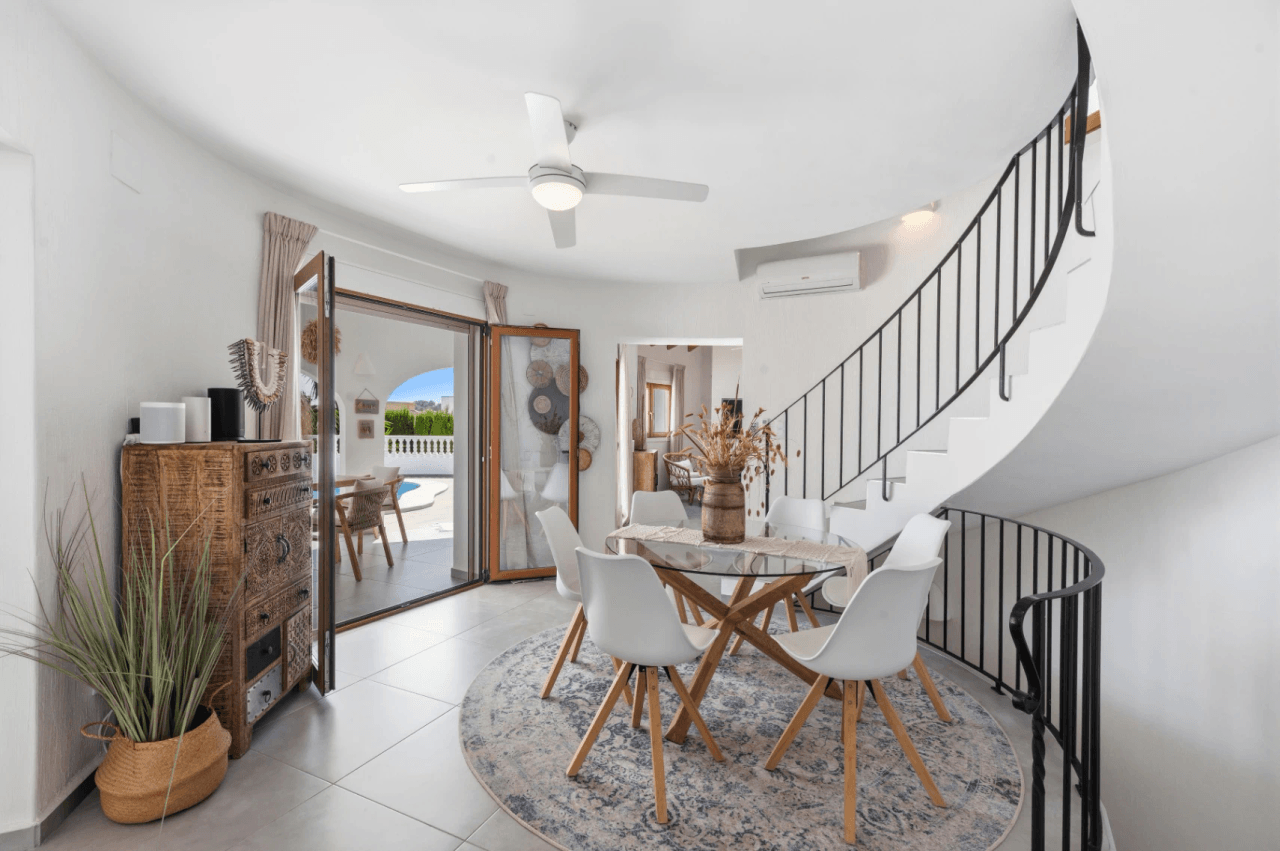 Exclusieve, trendy en volledig gerenoveerde villa met panoramisch zeezicht te koop in Moraira – toplocatie nabij centrum en strand