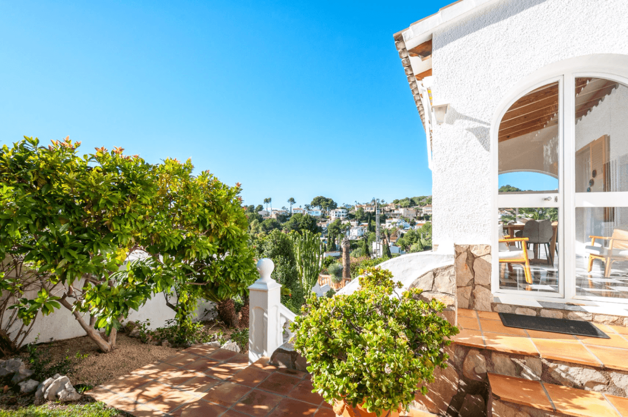 Mediterrane Villa mit Südwest-Ausrichtung in Benissa nahe dem San Jaime Golfclub.