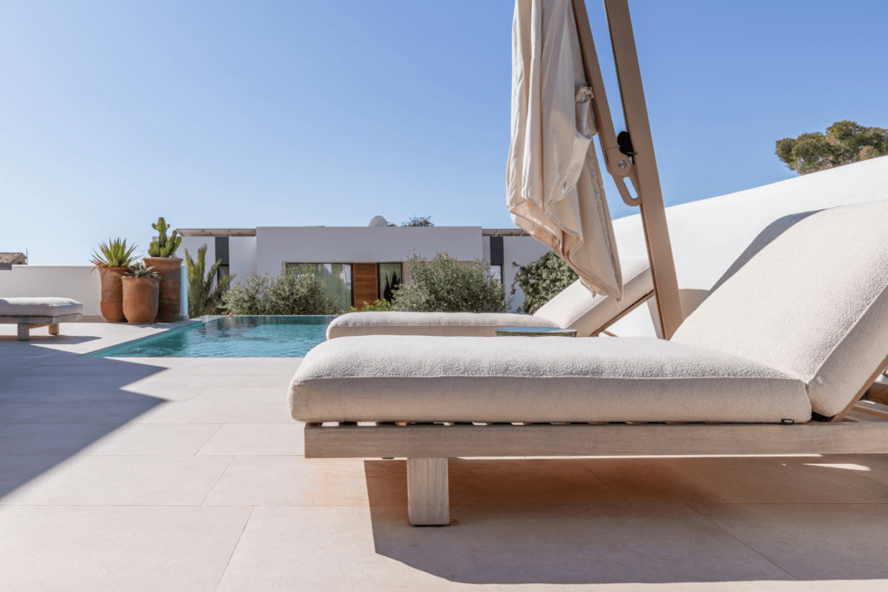 Ibiza Style Luxe Villa in Moraira — Mediterrane Elegantie op Slechts 1 km van Zee