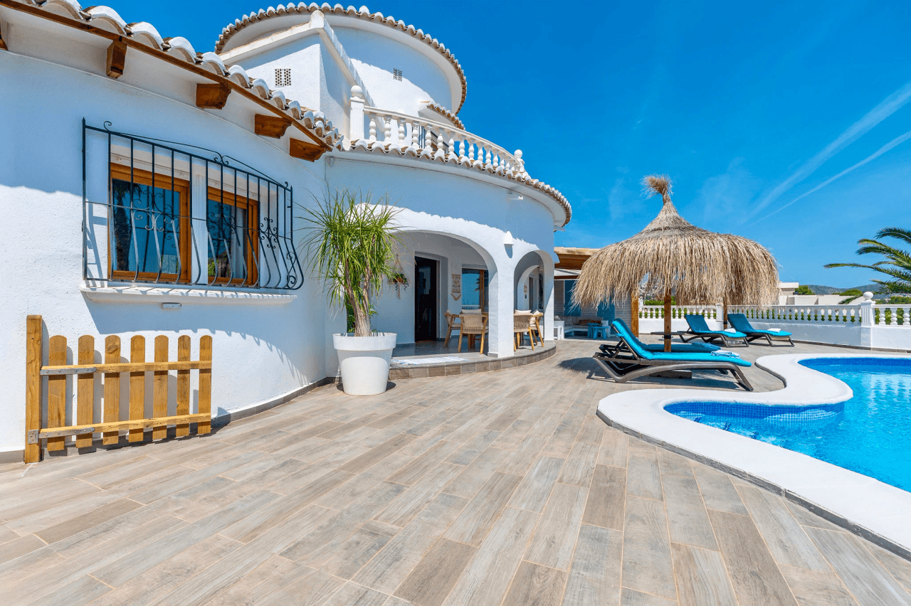 Exclusieve, trendy en volledig gerenoveerde villa met panoramisch zeezicht te koop in Moraira – toplocatie nabij centrum en strand